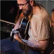 Profesor de guitarra y música con diez años de experiencia que da sus clases de forma dinámica y lúdica.